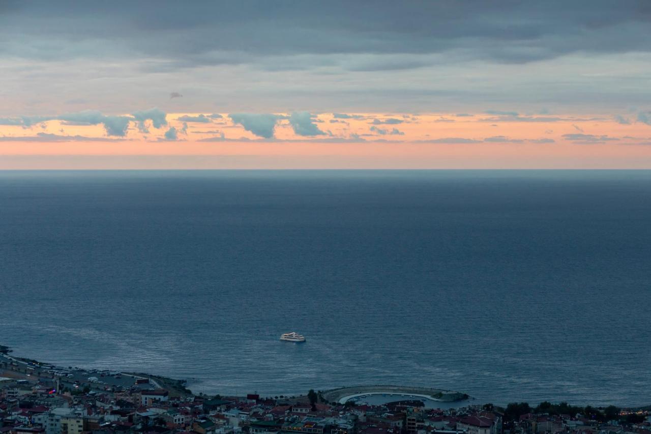 Radisson Blu Hotel Trabzon Buitenkant foto View of the sea from the city