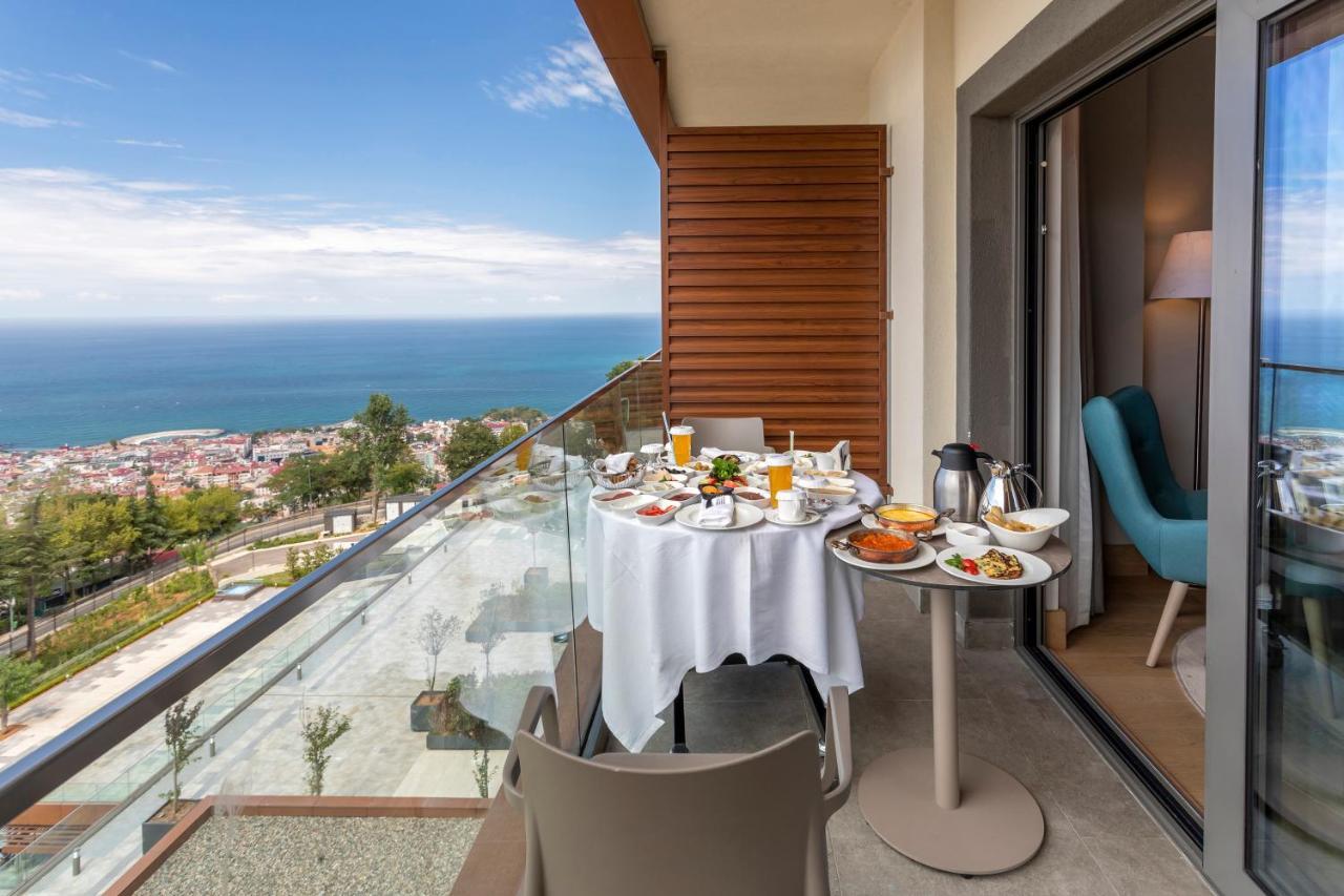 Radisson Blu Hotel Trabzon Buitenkant foto A balcony at the hotel