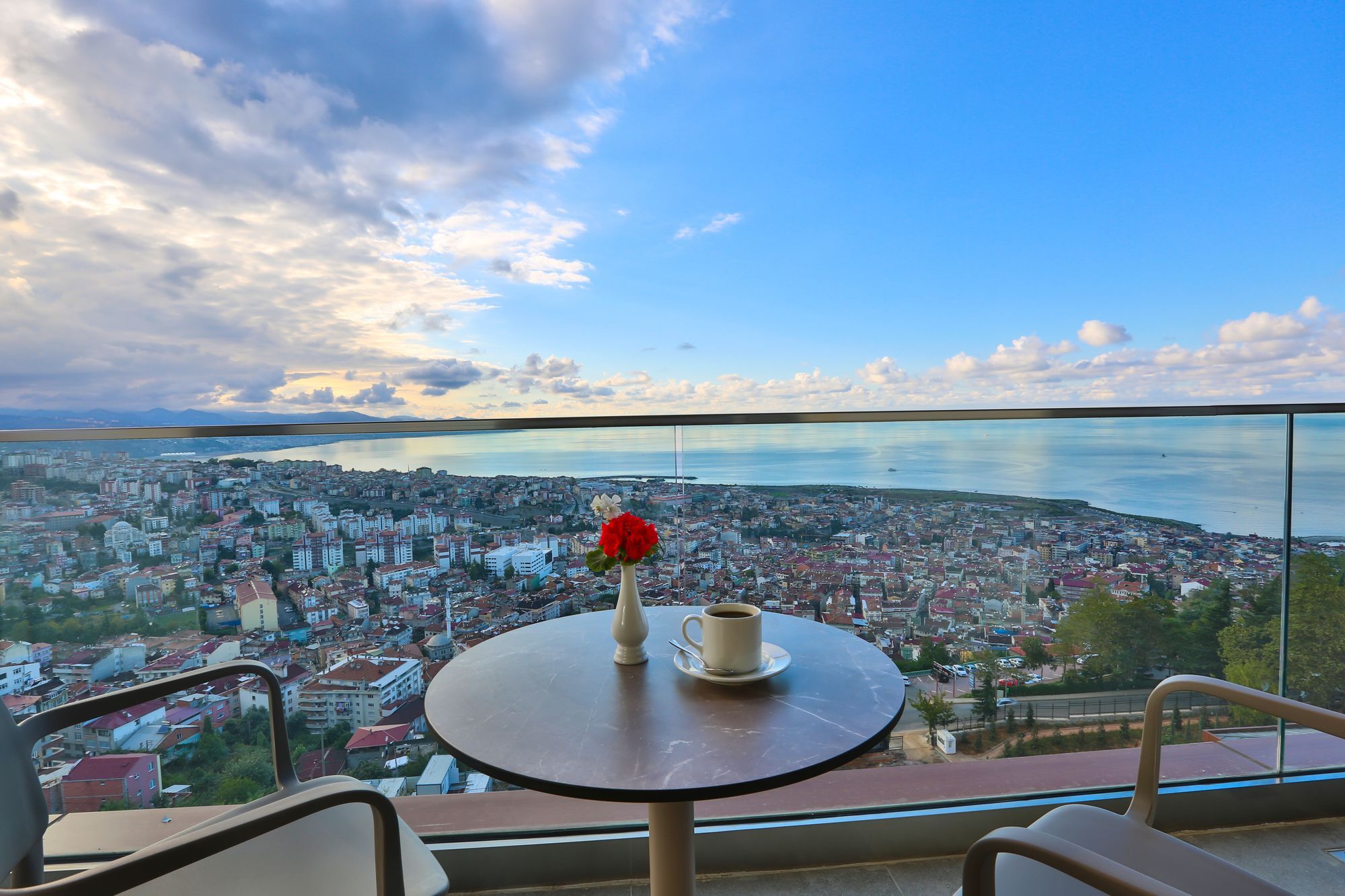 Radisson Blu Hotel Trabzon Buitenkant foto View of the Gulf of İzmit from the restaurant